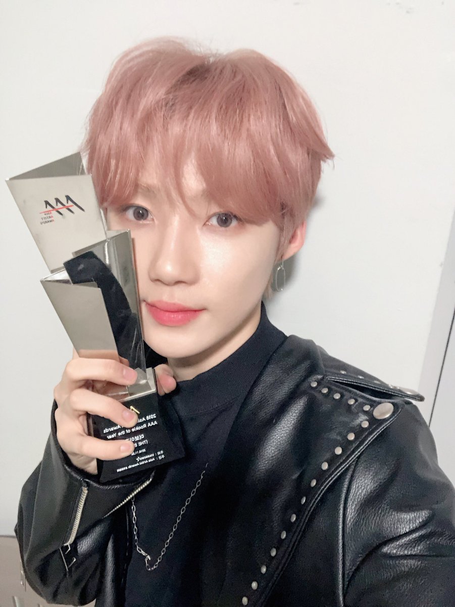 WE_THE_BOYZ's tweet photo. 더비분들 덕분에 받은상 평생 맘속에 간직할게요 오늘도 더비가 제일 짱이야 #NewShot https://t.co/qqHnsqULn8