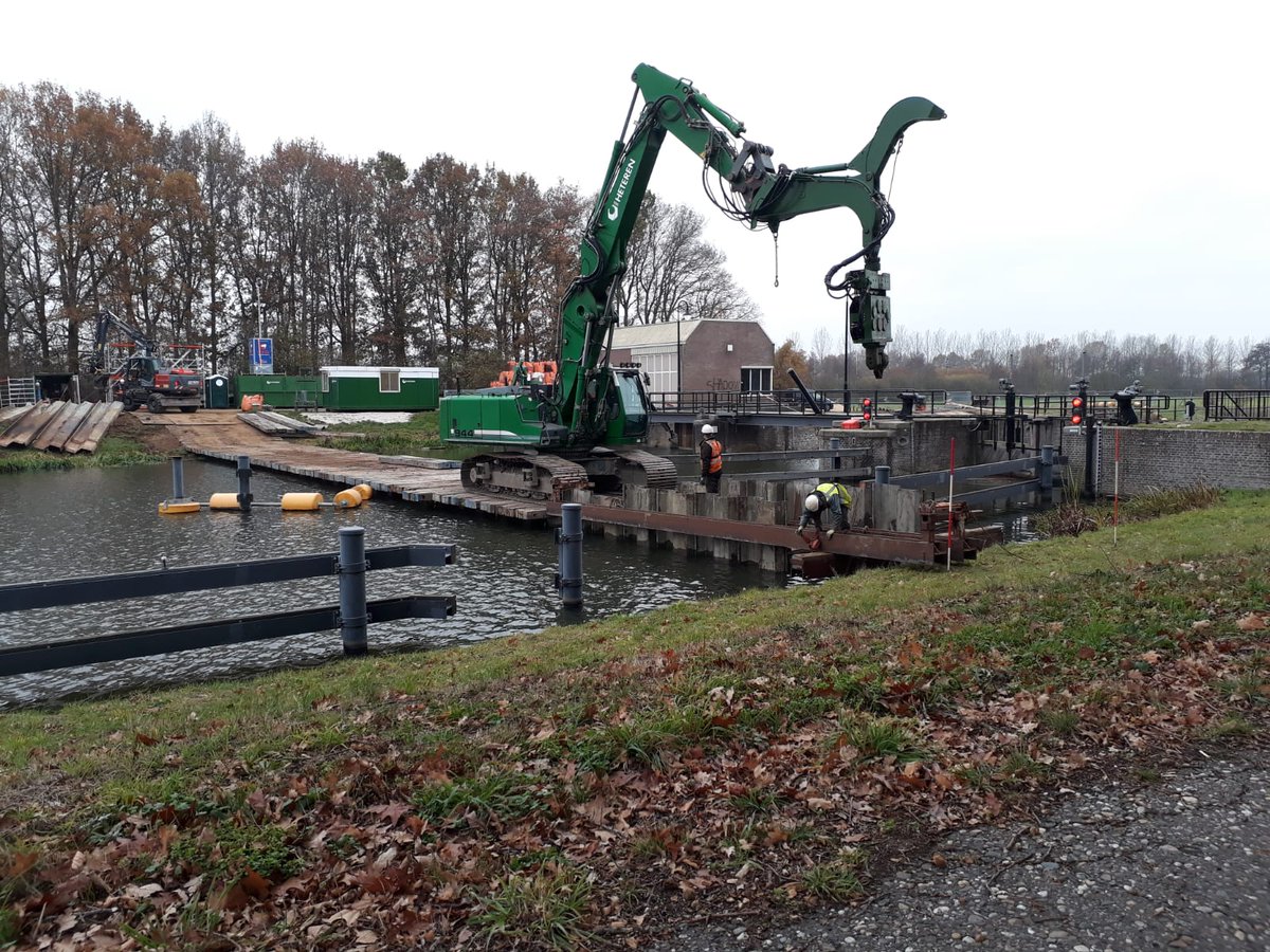 Na 100 jaar geen daglicht gezien te hebben… gisteren is begonnen het water tussen de stuw en aangelegde damwand weg te pompen voor werkzaamheden aan de stuw. Na 100 jaar laat het metselwerk van de stuw zich zien. #stuwDeHaandrik
vechtstromen.nl/buurt/projecte…