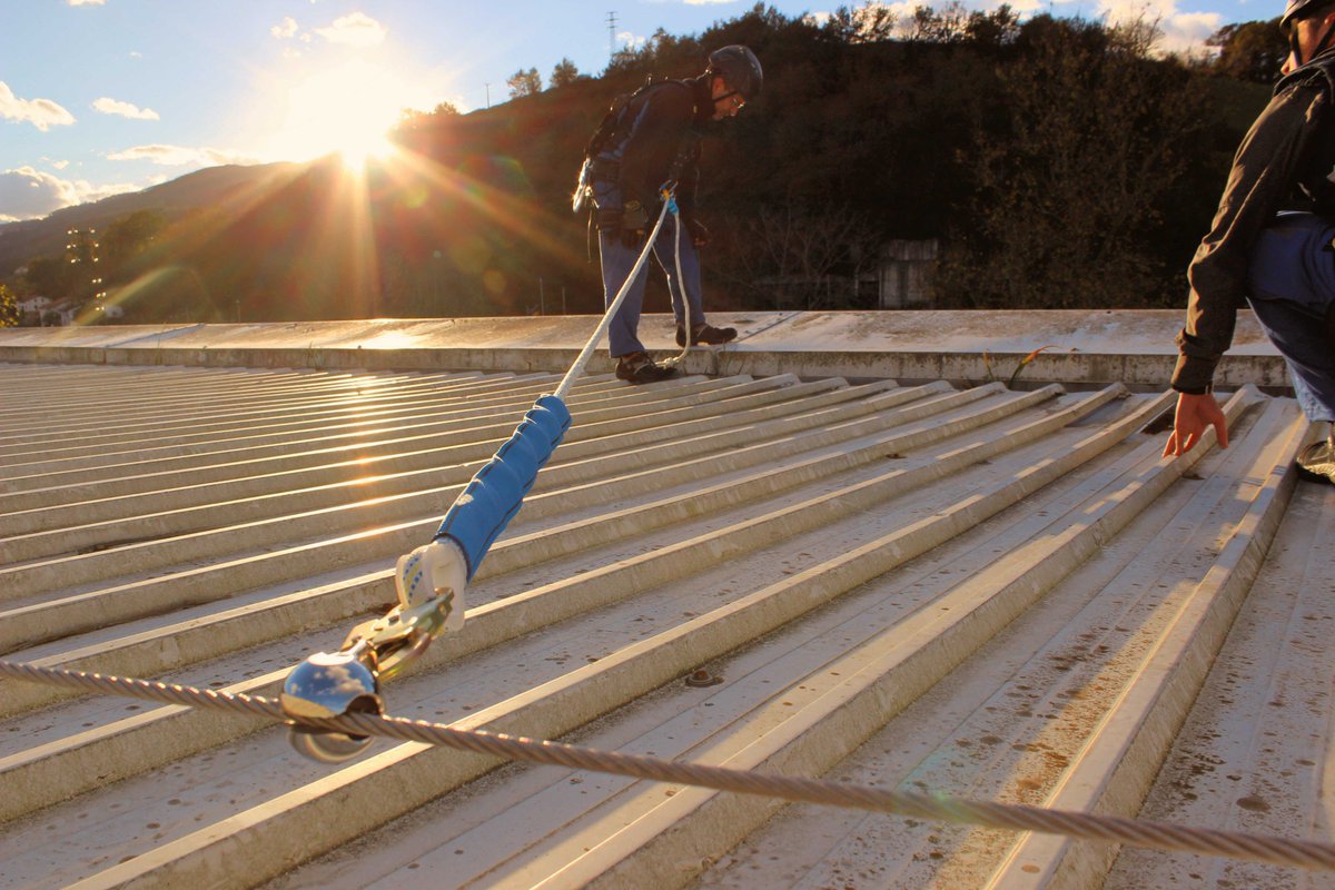 La semana pasada terminamos la instalación de la línea de vida, tipo Checkline II en el polideportivo de Villabona 
irudek.com/es-es/noticias…