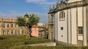 whistlestop tour of #greenroofs in #europe  - Praça de Lisboa, #porto #portugal - Olive grove intensive green roof providing space for people in the city - #urbangreeninfrastructuee in action - #greeningcities #greencities  - @greenroofs @greenroofsaus @Brillianto_biz @ecoschemes