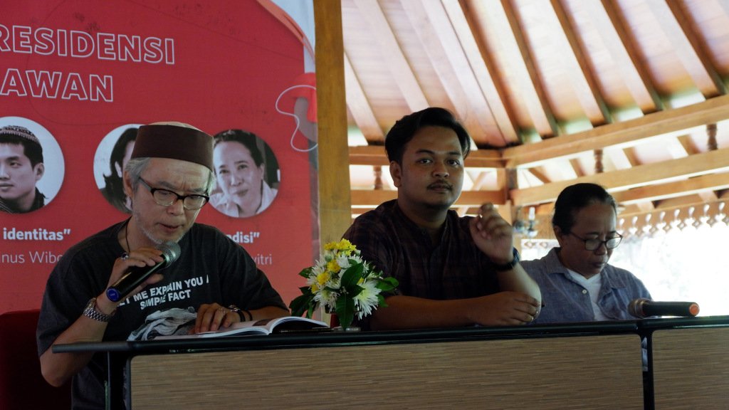 kartitiani's tweet photo. Sebab Perjalanan adalah Mencari Jarak Jarak Terdekat dengan Diri Sendiri (:Faisal Oddang dan Cok Sawitri di Borobobudur Writers and Cultural Festival 2018) https://t.co/pEtISjBf71 https://t.co/GukjSbuMWF