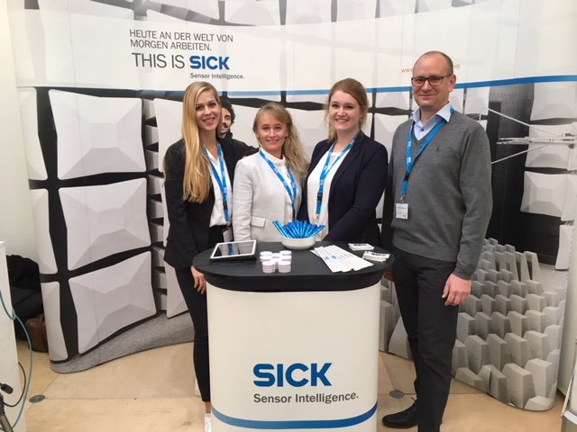 Moin Moin von der #bonding #Hamburg! Bis 16:30 Uhr können Sie unser Karriere-Team an Stand M01 besuchen und sich über Praktika, Thesis und den Berufseinstieg bei SICK informieren. Los geht’s!