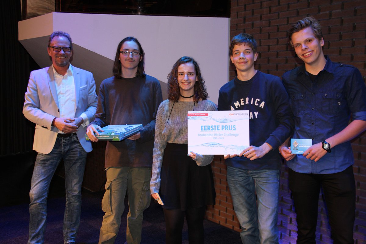 Jong_Ondernemen's tweet photo. Gister was de Brabantse Water Challenge!
Uit alle ingezonden video’s ging de eerste prijs naar de groep van Sophie, Tom, Puck en Jippe van het @rodenborch Gefeliciteerd! 🎊

@Provincie, bedankt voor het mogelijk maken van deze Challenge! @brabantsdagblad 
#BrabantseWaterchallenge https://t.co/43fmGxFfVf