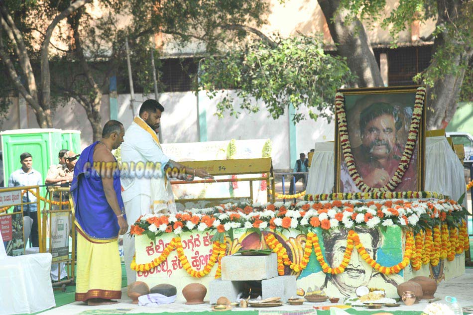 chitraloka's tweet photo. Ambareesh Asthi Pooja Gallery
Click Link - https://t.co/ShgsXjtUr9
#Chitraloka #Ambareesh #ambareeshfinalrites https://t.co/qfNpEwLywL