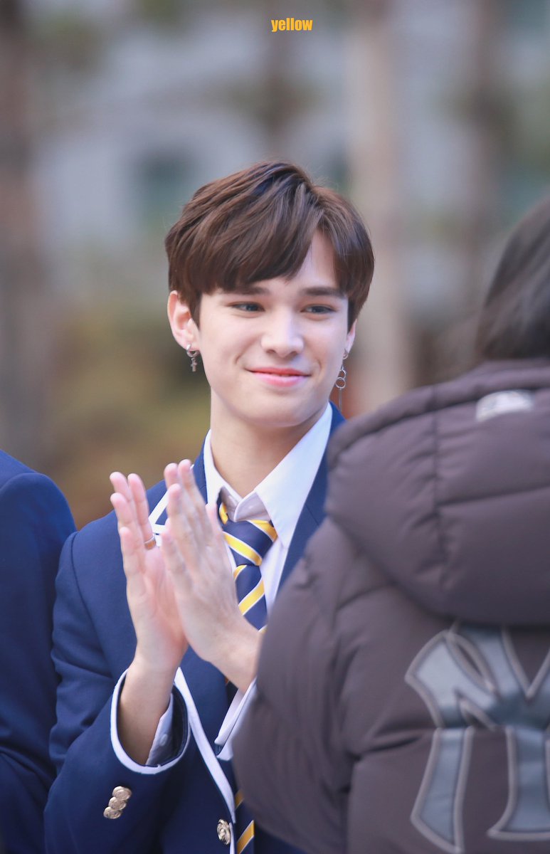 #UNDERNINETEEN #UNDER19 #JayChang #언더나인틴 #제이창 
팬들 보는 눈빛이 너무 스윗해서 ,,,💛