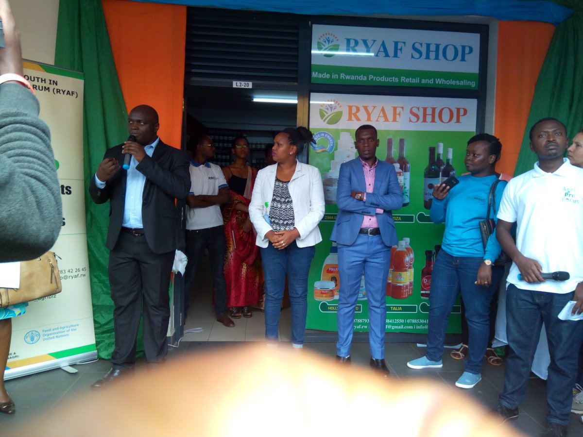 ryaf_agribiz's tweet photo. Umuyobozi wa @ryaf_agribiz @hajeba3 Ari gusobanurira Abashyitsi ibiri muri iri duka  bikomoka ku #Ubuhinzi #MadeInRwanda 
#RYAFSHOP https://t.co/XyYszjmmNq