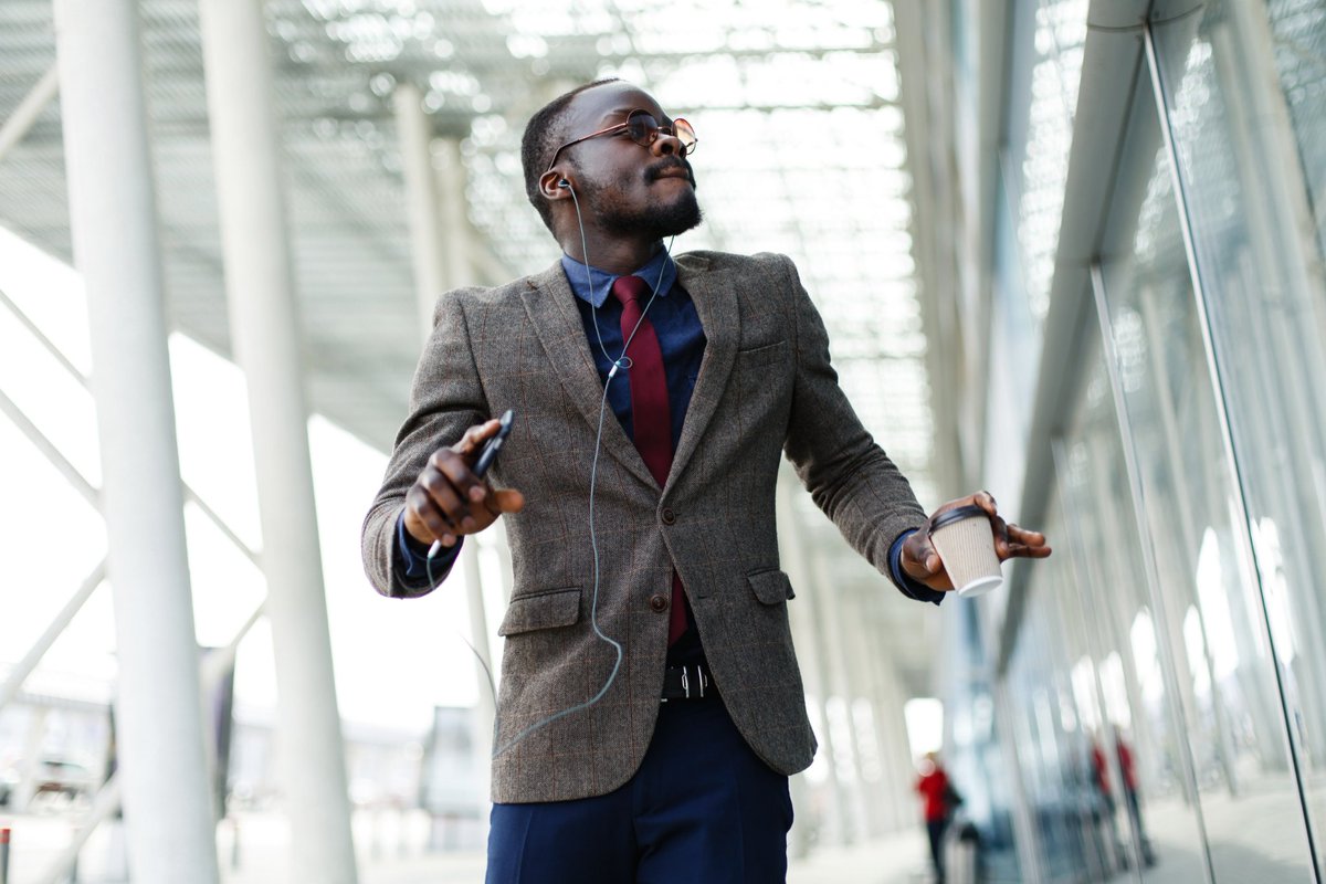 HCorpo's tweet photo. Optimize the #CustomerExperience according to the hotel segments ? Learn about traveler's behavior in the @Sojern study : https://t.co/Pm8pwRLTvv 
#Happybusinesstraveler https://t.co/6J4DfmMT8z