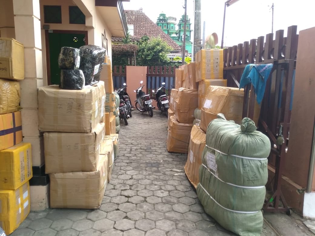 cvhokiproject's tweet photo. Semangat pagi! ✊🏻

CNC melayani pengiriman barang/dokumen/motor ke seluruh kota di Indonesia : 
Ke Jakarta &amp; Surabaya Rp 1500/Kg
Ke Semarang Rp 1000/kg
Ke Denpasar Rp 3500/kg
☎️08113070707 
🏠Jl Sardjito 11 Jogja 
#jogja #cncjogja #jogjaupdate #infojogja https://t.co/u7ey8C0sAm