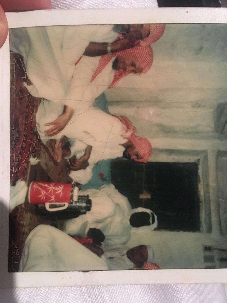 <a href="/AljubailZ/">الجبيل زمان</a> صورة نادرة لجلسة شبابية  في الجبيل بين عامي١٣٩٢-١٣٩٦ هجري العم مطلق بن عبدالله بن هدوان الدعجاني يليه والدي ثم جارنا العزيز شريم الحربي ثم جارنا العزيز بخيّت بن فرحان الزمل ثم عمي ماجد ( بدون شماغ) ويليه شخص لم تتضح صورته. رحم الله من رحل منهم ( جاري التحقق من المكان)