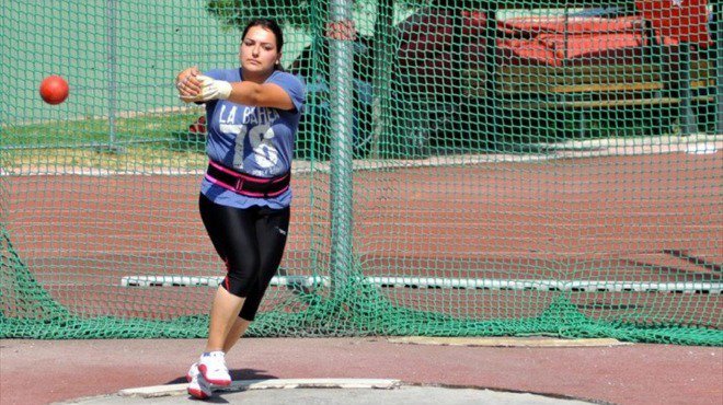Çekiç atmada Dünya ikincisi, Avrupa şampiyonu Milli atletimiz, ENKA Spor Kulübü sporcusu Kıvılcım Kaya Salman'ı sol dizindeki sorun nedeniyle görerek tedavisine başladım. Bu arada Prof.Dr. Emin Ergen ve gülle atma Türkiye şampiyonu milli atlet Emel Dereli ile de birlikteydik.