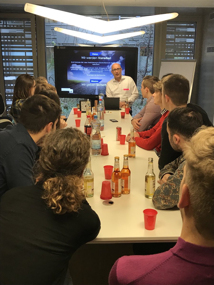 Willkommen bei AXA Transactional Business: 18 Studenten der <a href="/KJS_Koeln/">Journalistenschule</a> und <a href="/chr_hardt/">Christoph Hardt</a> vom <a href="/gdv_de/">GDV</a> besuchen heute in Köln-Mühlheim eine unserer Innovationseinheiten, um über Innovationskraft und Kundenorientierung der Versicherungswirtschaft zu sprechen #TRX #Innovation