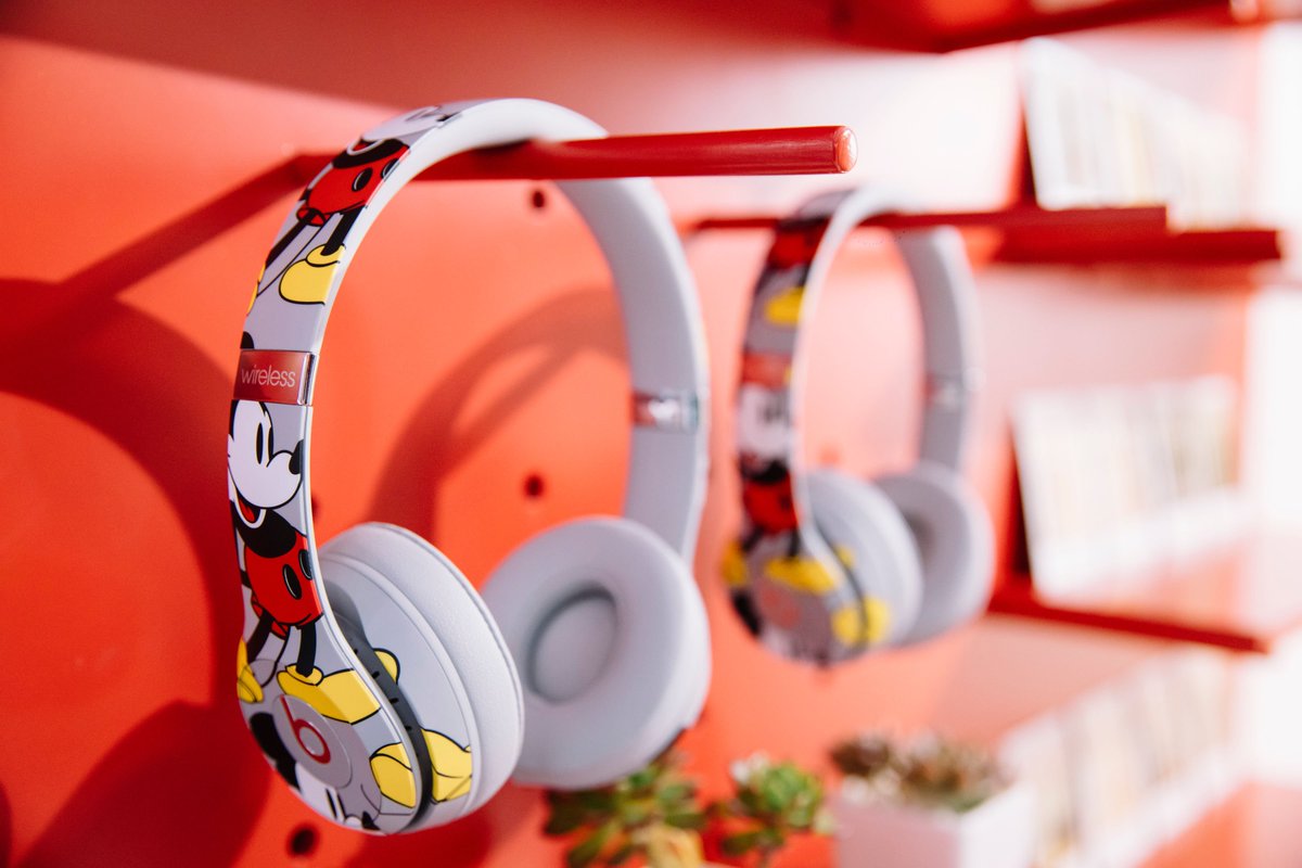 ট ইট র Beats By Dre Japan 一匹のねずみが 全ての始まりだった ミッキーマウス90周年アニバーサリーエディション Solo3wireless は オリジナルデザインのフェルトケースと特製ピンバッジ付き Beats正規取扱店または東京ディズニーリゾート店でゲット