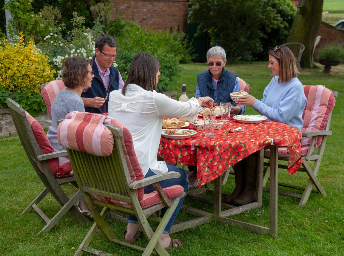 Everybody wants to help their loved ones, but you need to be careful when lending money to your family. If done properly, giving a helping hand can bring benefits to all: ow.ly/ehhG30mAb3a