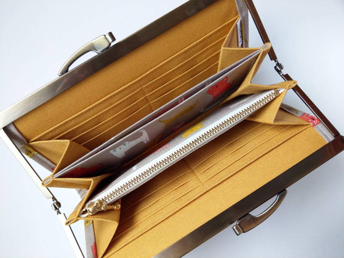 Nafofy カラフルなネコたちが描かれた生地を使用したがま口長財布です 所々にドットも散りばめられています 長財布 がま口 がま口長財布 浮足がま口 猫 ネコ ねこ Cat ドット 水玉 カラフル ミンネで販売中 Minneで販売中 T Co