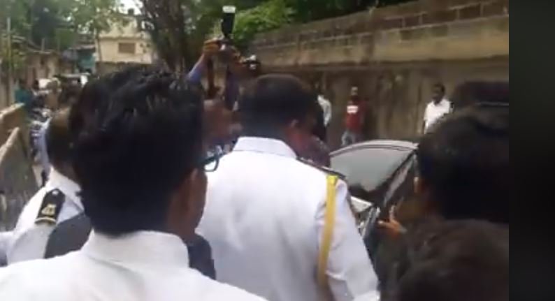 BasnayakeM's tweet photo. Two navy intelligence operatives arrested inside the Fort magistrate's court for assaulting few journalists who tried to take photo of CDS Admiral Ravindra Wijegunaratne. However two suspects released by police without produce to court #Lka https://t.co/0pAMwpfatz