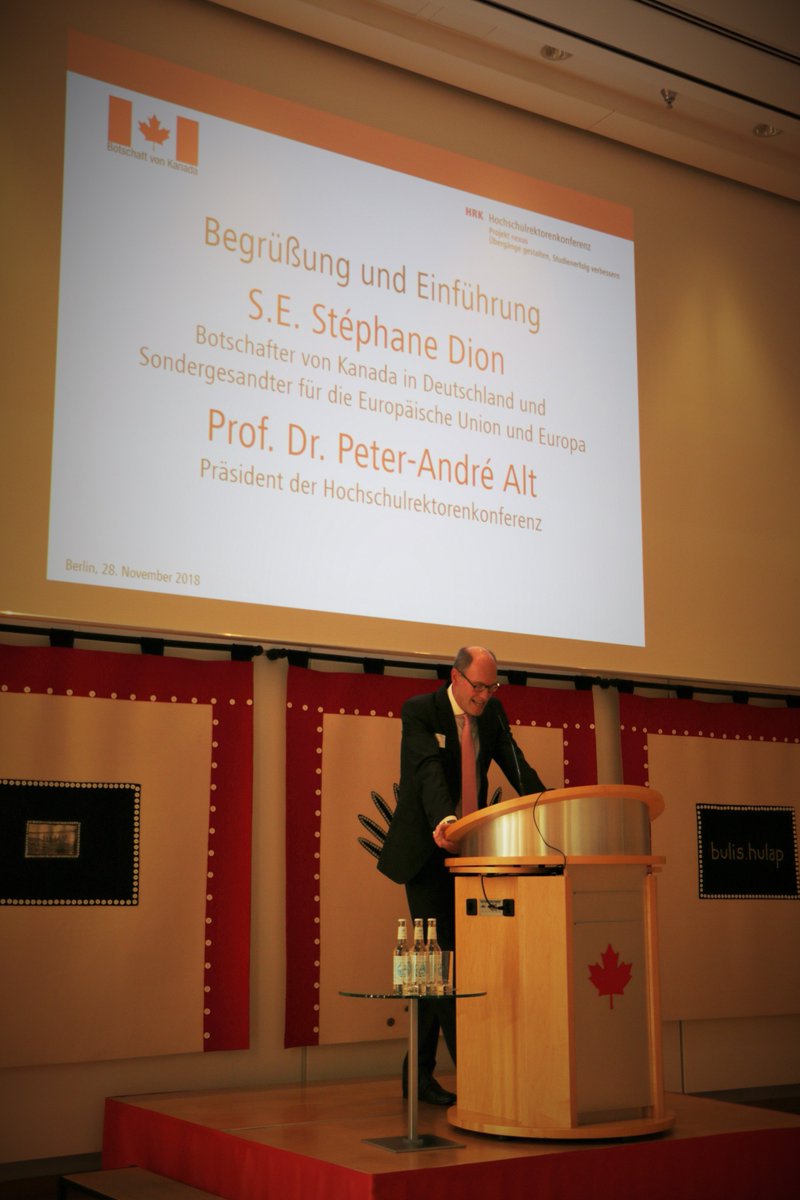 Projekt_nexus's tweet image. &quot;Studentische Mobilität und wissenschaftlicher Austausch sind existentiell, um Brücken zu schlagen in Zeiten, in denen Politik oftmals an Grenzen stößt&quot;. #HRK-Präsident Peter-André Alt @Alt1Andr zur Eröffnung der Tagung von #Projekt_nexus zu #Mobilität und #Anerkennung.