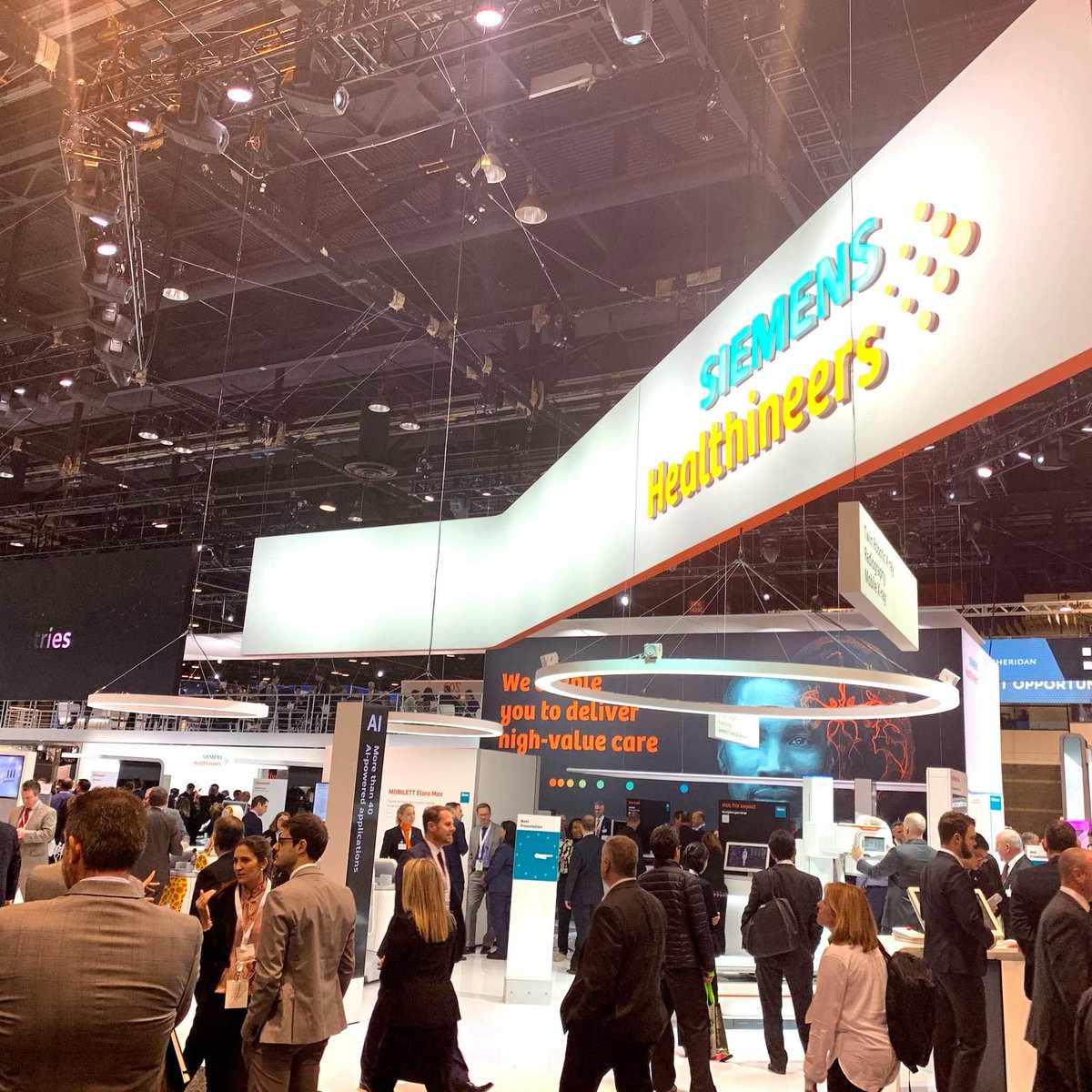 clicksolutions's tweet image. Auf dem #RSNA2018 setzen wir mit @lachsvonachtern für Siemens Healthineers die #Digitalisierung des Gesundheitswesens in Szene. Interaktive Exponate, Touch-Apps und Animationen präsentieren #KI, wegweisende Services sowie innovative CT- und MRT-Scanner für die Gesundheitsbranche.