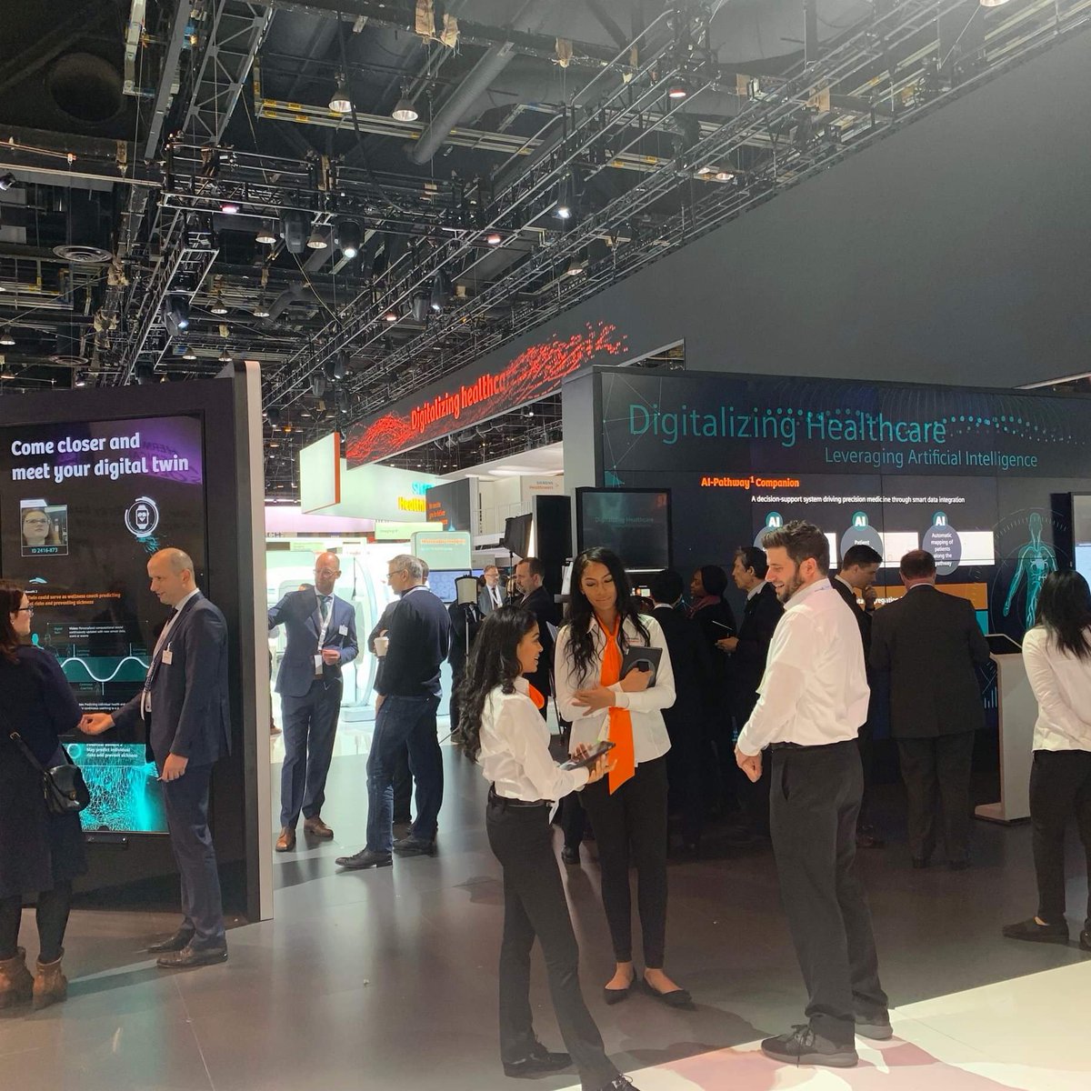clicksolutions's tweet image. Auf dem #RSNA2018 setzen wir mit @lachsvonachtern für Siemens Healthineers die #Digitalisierung des Gesundheitswesens in Szene. Interaktive Exponate, Touch-Apps und Animationen präsentieren #KI, wegweisende Services sowie innovative CT- und MRT-Scanner für die Gesundheitsbranche.