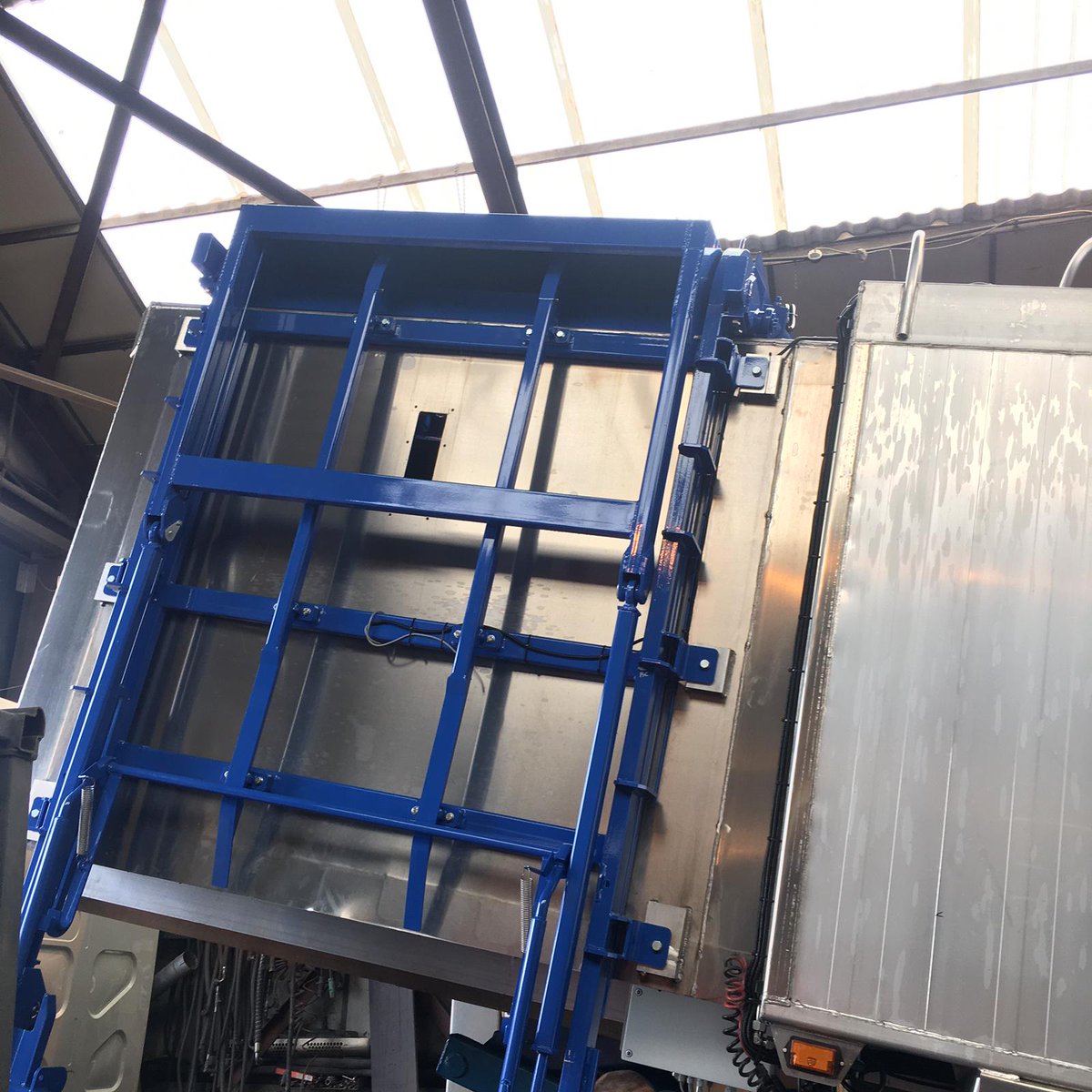 SAWCOLTD1's tweet photo. Lightweight aluminium plank side body for wheelie bin waste with air locking rear and internal compartment
#whereubin #wastedisposal #truckmania #aluminium #weld #haulage #SAWltd https://t.co/73vB3reeYN
