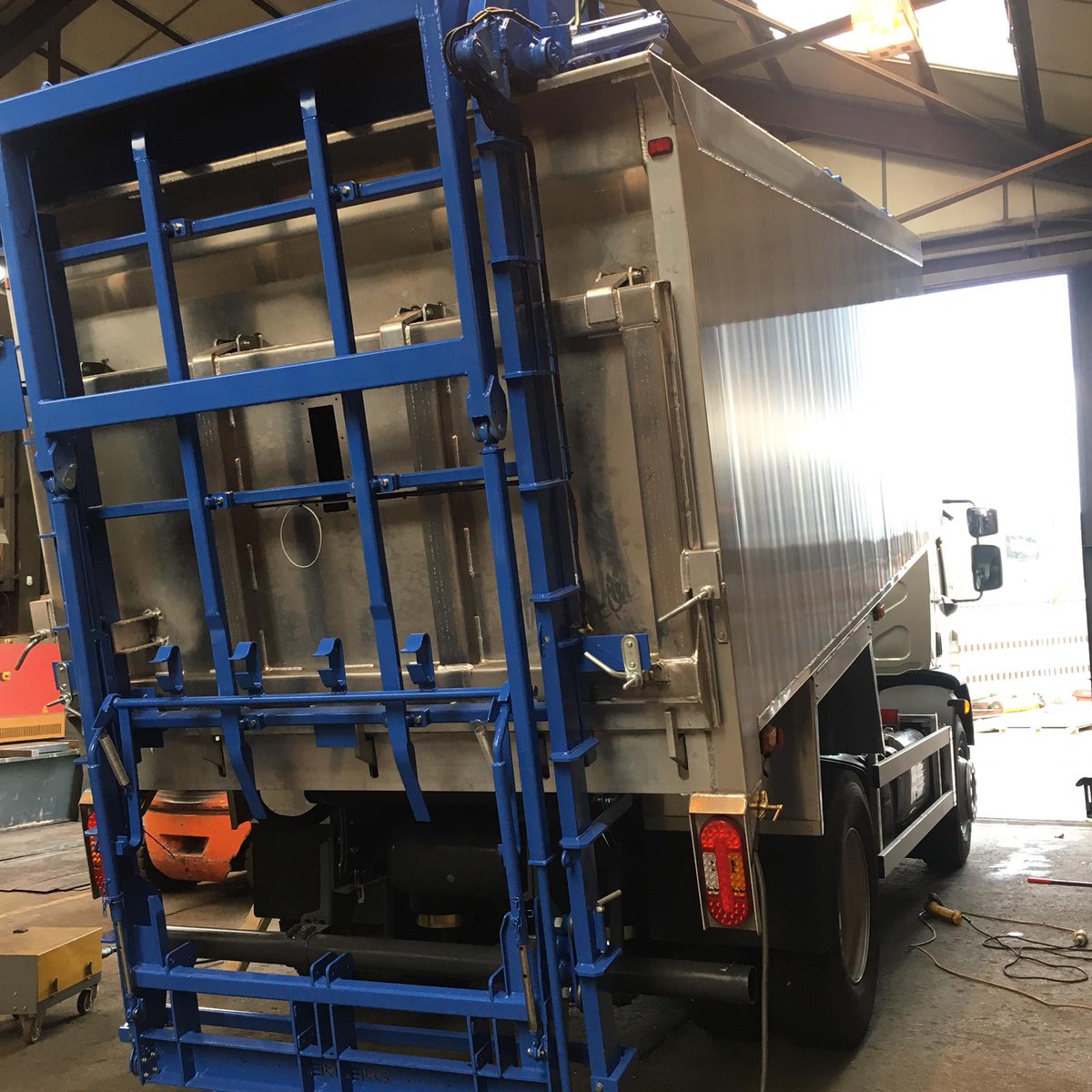 SAWCOLTD1's tweet photo. Lightweight aluminium plank side body for wheelie bin waste with air locking rear and internal compartment
#whereubin #wastedisposal #truckmania #aluminium #weld #haulage #SAWltd https://t.co/73vB3reeYN