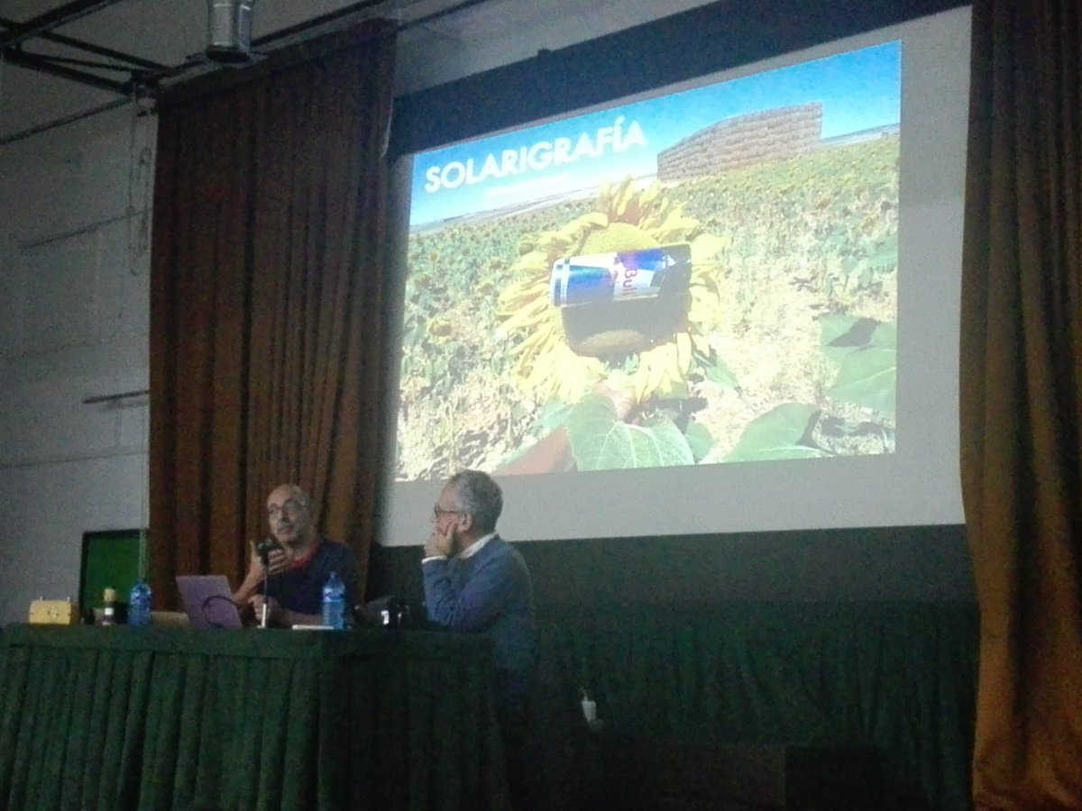 IESJesusMarin's tweet photo. Diego López Calvin explica la técnica fotográfica @solarigrafia 📷al alumnado de #Imagen 👨🎓👩🎓#S15II y Video Disc Jockey del #PolitécnicoJesúsMarín 🏫https://t.co/tNFHsIore4 https://t.co/pTnyAYl4yZ