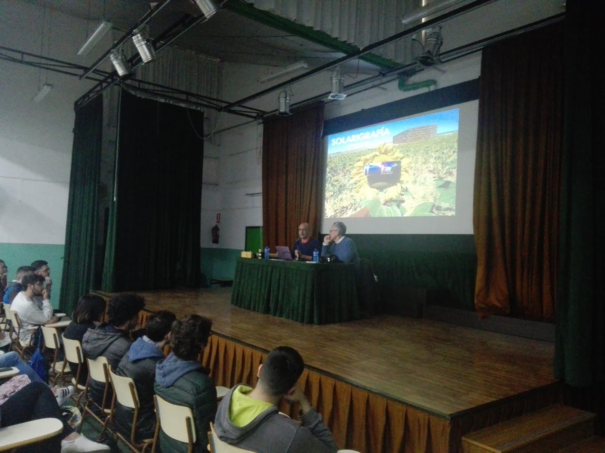 IESJesusMarin's tweet photo. Diego López Calvin explica la técnica fotográfica @solarigrafia 📷al alumnado de #Imagen 👨🎓👩🎓#S15II y Video Disc Jockey del #PolitécnicoJesúsMarín 🏫https://t.co/tNFHsIore4 https://t.co/pTnyAYl4yZ