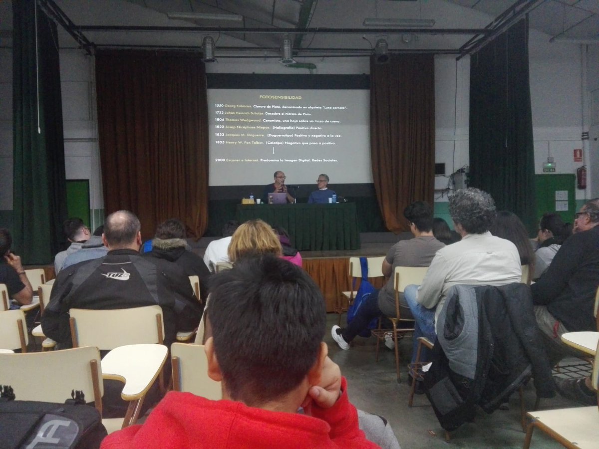 IESJesusMarin's tweet photo. Diego López Calvin explica la técnica fotográfica @solarigrafia 📷al alumnado de #Imagen 👨🎓👩🎓#S15II y Video Disc Jockey del #PolitécnicoJesúsMarín 🏫https://t.co/tNFHsIore4 https://t.co/pTnyAYl4yZ