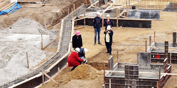 mbo_zone's tweet photo. De nieuwbouw van https://t.co/suiLmnltCu Doetinchem is vorige week van start gegaan! Meer weten? Bekijk het artikel van de Gelderlander: https://t.co/KEf0dKUmWK. https://t.co/dU4r4kSPDG