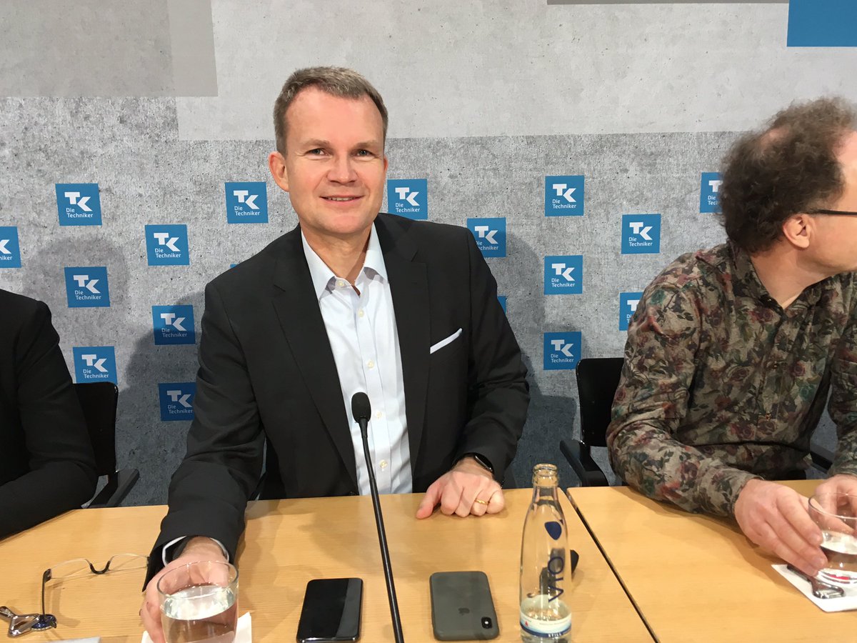 TK_Presse's tweet image. TK-Chef Dr. Jens Baas: „Mit dem digitalen #Symptomcheck &amp;amp; anschließenden Arzt-Chat werfen wir bereits heute einen Blick darauf, wie Versorgung in der Zukunft aussehen kann.“ 
--&amp;gt; Im Livestream lassen sich im Anschluss an Fragen stellen: ims-cms.net/pub/27197/TK-L… #TKmeetsAda