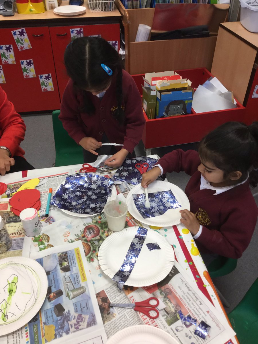 GaskellPrimary's tweet photo. More winter fun in EYFS. #EYFS #winter #snow #lotsofglitter https://t.co/vFdmq0lxKp
