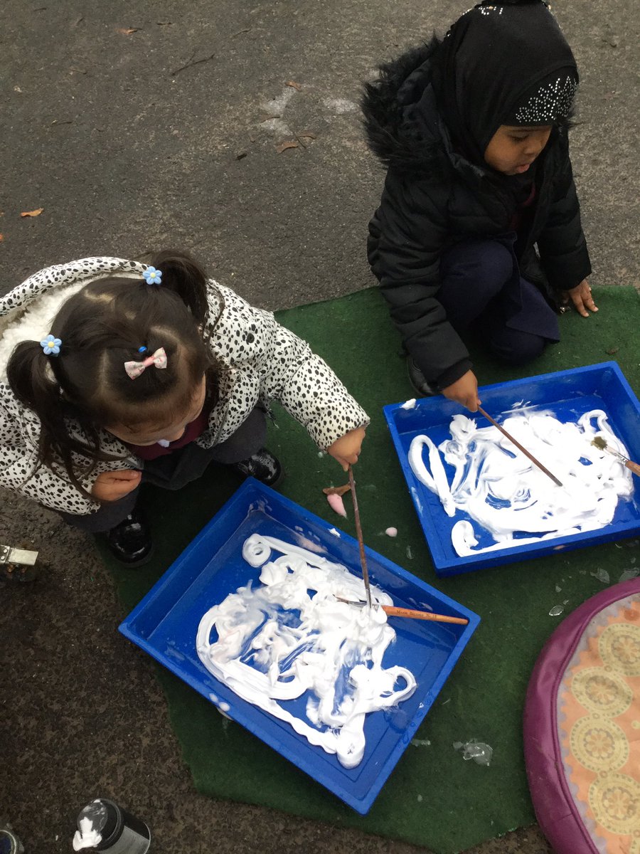 GaskellPrimary's tweet photo. More winter fun in EYFS. #EYFS #winter #snow #lotsofglitter https://t.co/vFdmq0lxKp