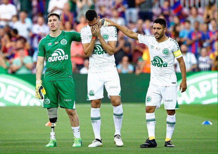 Il y a 2 ans jour pour jour, 71 personnes du club de Chapecoense perdaient la vie dans un crash d'avion. Seul 3 joueurs y ont survécu...

#ForcaChape 💚