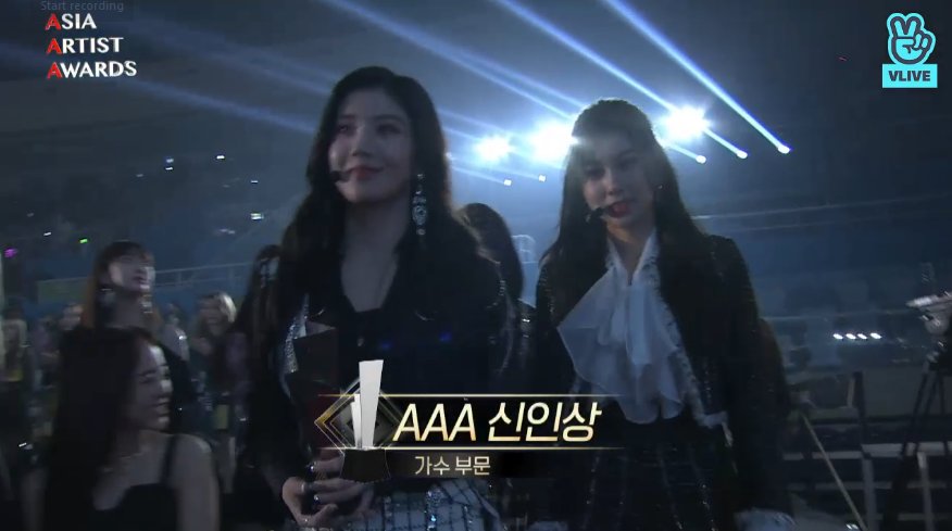 IZONE_TH's tweet photo. [💡#AAA2018] 181128 ขอแสดงความยินดีกับสาวๆ IZ*ONE สำหรับรางวัล Rookie Award จากงาน 2018 Asia Artist Awards ในวันนี้ค่ะ 🎉🎉

#IZONE #아이즈원 #アイズワン #2018AAA https://t.co/Z4h3ChaXqK