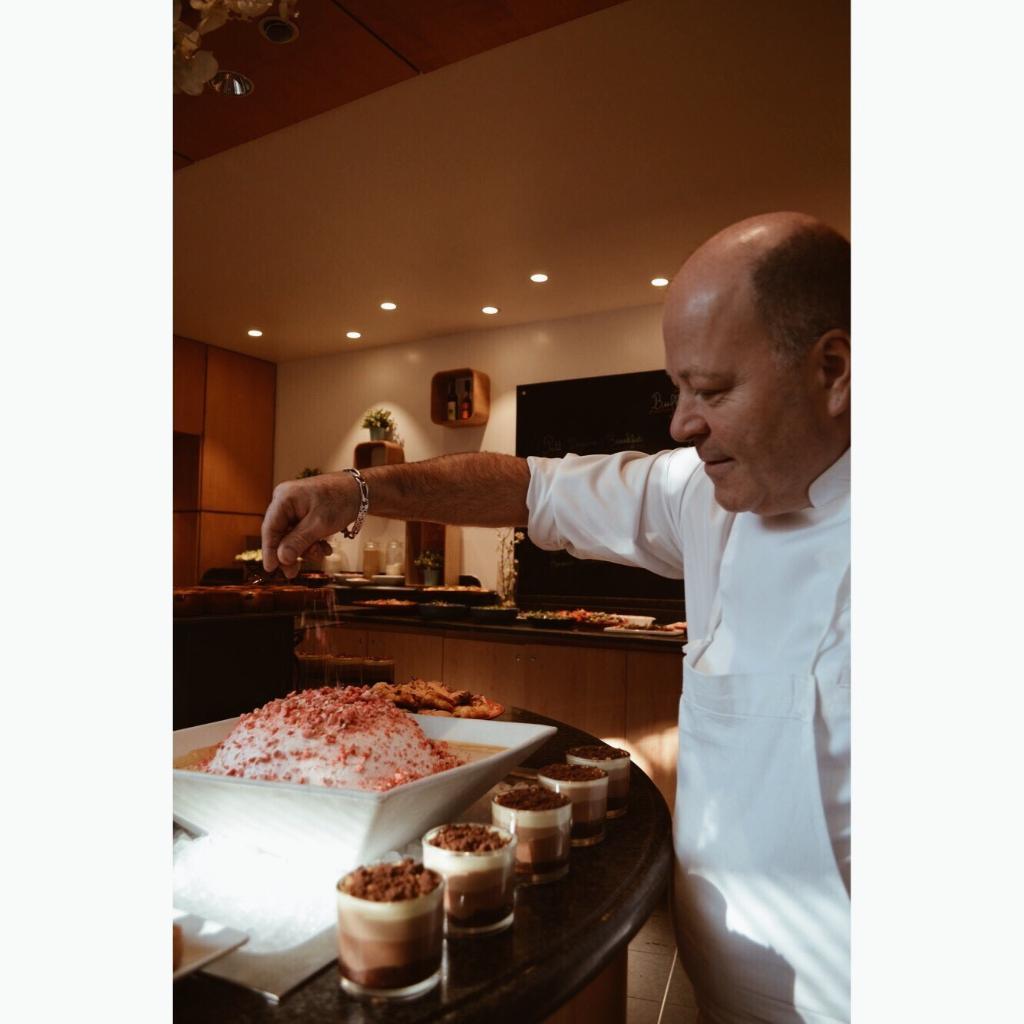 Chef Thierry Richomme vous attend #buffetpatisserie #hyattpariscdg 

Chef Thierry Richomme is waiting for you #pastrybuffet #hyattpariscdg
