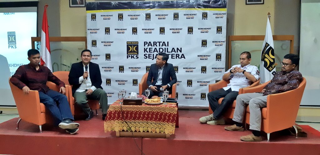PKSejahtera's tweet photo. Banyak yg bertanya, banyak juga yang mendukung penuh #ProgramKampanyePKS. Terlebih masyarakat yg sangat diuntungkan dgn dihapuskannya pajak sepeda motor dan pemberlakuan SIM seumur hidup. 

Saksikan live streaming diskusi publiknya disini : 

https://t.co/ufS1U0afLH #2019PilihPKS https://t.co/Y66n40Tbvb