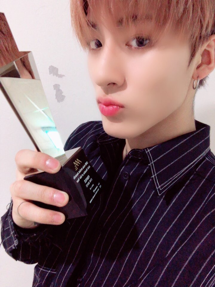 WE_THE_BOYZ's tweet photo. [에릭] 신인상 너무 감사하고 사랑합니다 더비 ❤️ 더 겸손 하고 열심히 하는 더보이즈, 막내 에릭 되겠습니다! 이 상은 우리 더비 것 입니다 👍 우리 내일 No Air로 봐요~ #THEONLY 컴백 쇼케이스 D-1 https://t.co/OMsFAnZFvw