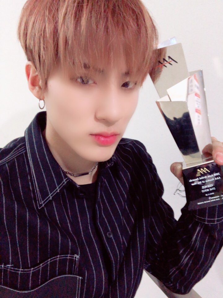 WE_THE_BOYZ's tweet photo. [에릭] 신인상 너무 감사하고 사랑합니다 더비 ❤️ 더 겸손 하고 열심히 하는 더보이즈, 막내 에릭 되겠습니다! 이 상은 우리 더비 것 입니다 👍 우리 내일 No Air로 봐요~ #THEONLY 컴백 쇼케이스 D-1 https://t.co/OMsFAnZFvw