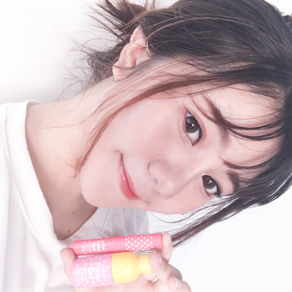 raymikky's tweet photo. Mistine Polka Dot หมดนี่แค่  187 บาทเอง แกรรร ~ มันคิ้วมากก มีทั้งแป้งคุมมัน ลิปทิ้น และลิปเนื้อนุ่มๆทาแล้วปากชุ่มชื้น เราชอบตัวลิปสองตัวนี้มาก ทาคู่กันสีน่ารักมากๆ ตามแบบในรูปเลย หาซื้อง่ายใน 7-11 ถูกและดีต้องไปโดนเด้ออ 💕 #โพลกาดอทโคตรคิ้วท์ #รีวิวเซเว่น https://t.co/OMWr0SHQl7