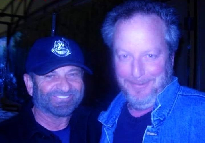 Lussieros's tweet image. Warning!

These two men are bypassing homes in the last few days, knocking on the doors and requesting entry to the buildings.
One of them claims to be a policeman. Do not believe them, they're thieves.

RETWEET this report and warn your friends and family!

#Christmas