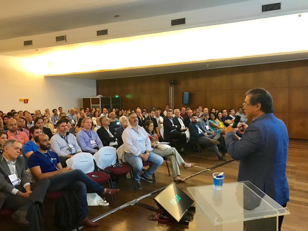 sabesp's tweet photo. O diretor metropolitano da #sabesp, Paulo Massato, no #riowaterweek, falou sobre contratação por resultado. Em mais de 20 contratos da Sabesp neste formato, a expectativa é que sejam economizados mais de 1,1 mil litros de água por segundo com redução de perdas na RMSP. https://t.co/QzKQ4RcBN4