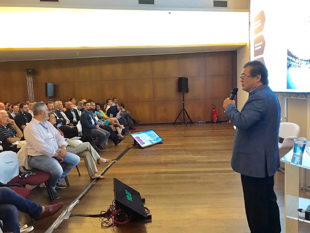 sabesp's tweet photo. O diretor metropolitano da #sabesp, Paulo Massato, no #riowaterweek, falou sobre contratação por resultado. Em mais de 20 contratos da Sabesp neste formato, a expectativa é que sejam economizados mais de 1,1 mil litros de água por segundo com redução de perdas na RMSP. https://t.co/QzKQ4RcBN4