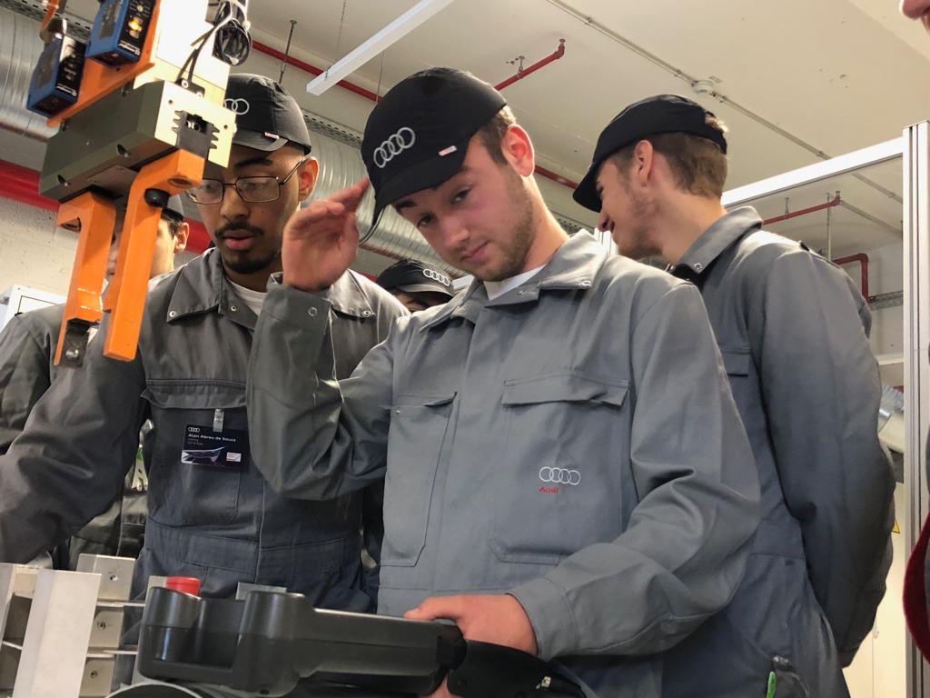 Samen met <a href="/philippemuyters/">Philippe Muyters</a> het startschot geven van de campagne Duaal Leren bij <a href="/AudiBENL/">AudiBENL</a>. Met toptoelichting van leerlingen Elektromechanische Technieken van @GO_onderwijs Halle. Echte ambassadeurs voor #duaalleren! #iedereenduaal!

Meer info: bit.ly/2E0EyHD