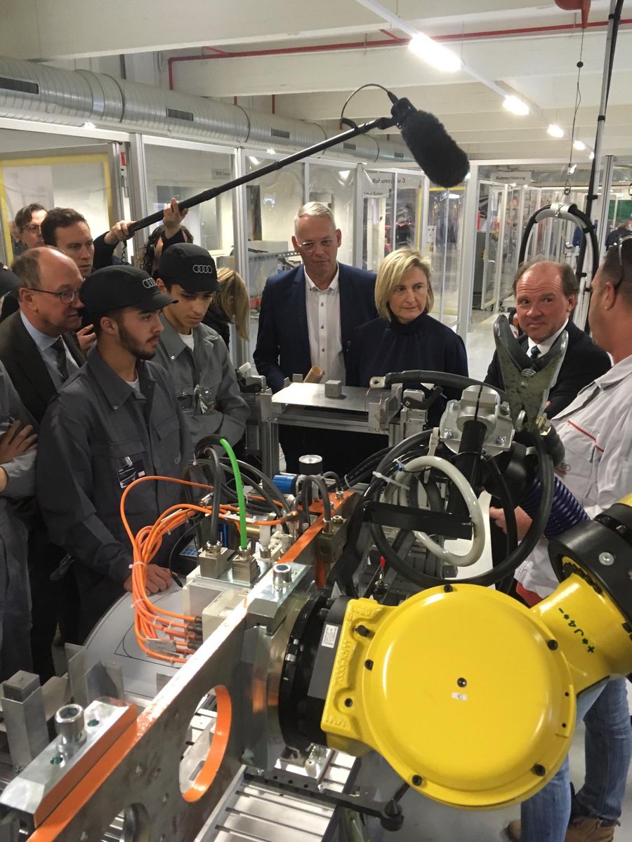 crevits's tweet photo. Samen met @philippemuyters het startschot geven van de campagne Duaal Leren bij @AudiBENL. Met toptoelichting van leerlingen Elektromechanische Technieken van @GO_onderwijs Halle. Echte ambassadeurs voor #duaalleren! #iedereenduaal!

Meer info: https://t.co/jFaE6A68G9 https://t.co/9PPuwaljX0