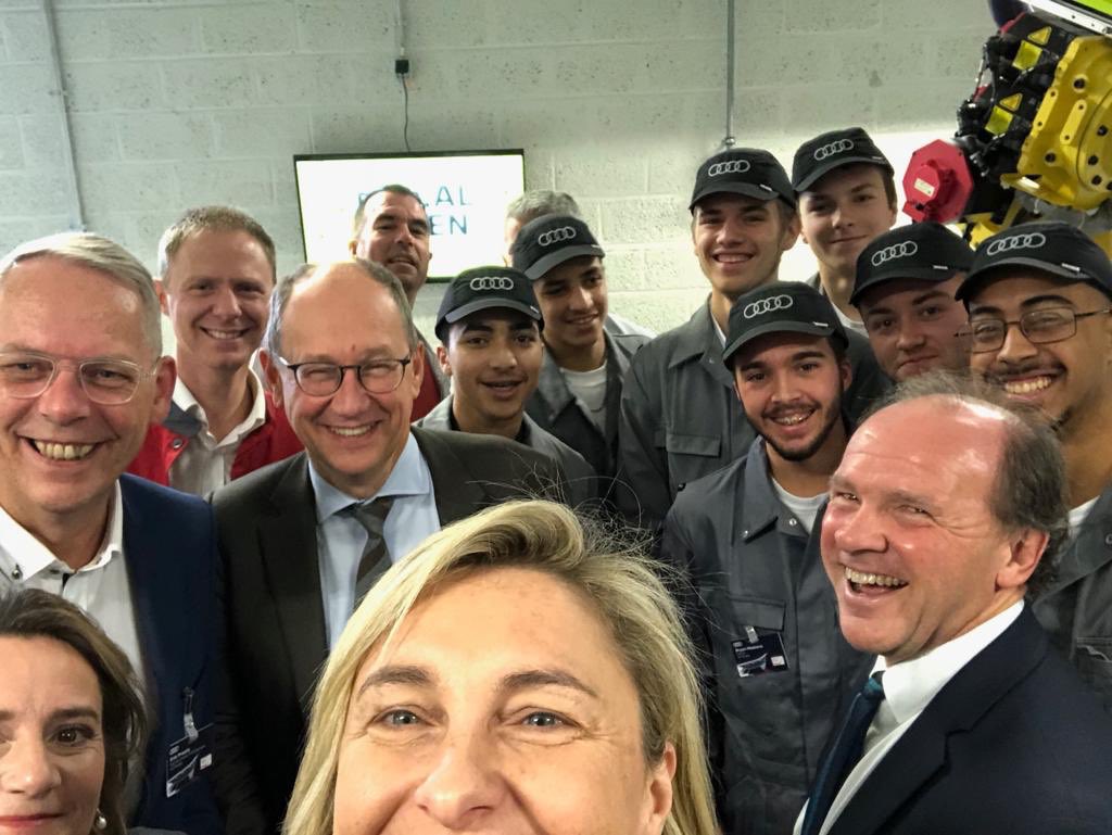 crevits's tweet photo. Samen met @philippemuyters het startschot geven van de campagne Duaal Leren bij @AudiBENL. Met toptoelichting van leerlingen Elektromechanische Technieken van @GO_onderwijs Halle. Echte ambassadeurs voor #duaalleren! #iedereenduaal!

Meer info: https://t.co/jFaE6A68G9 https://t.co/9PPuwaljX0