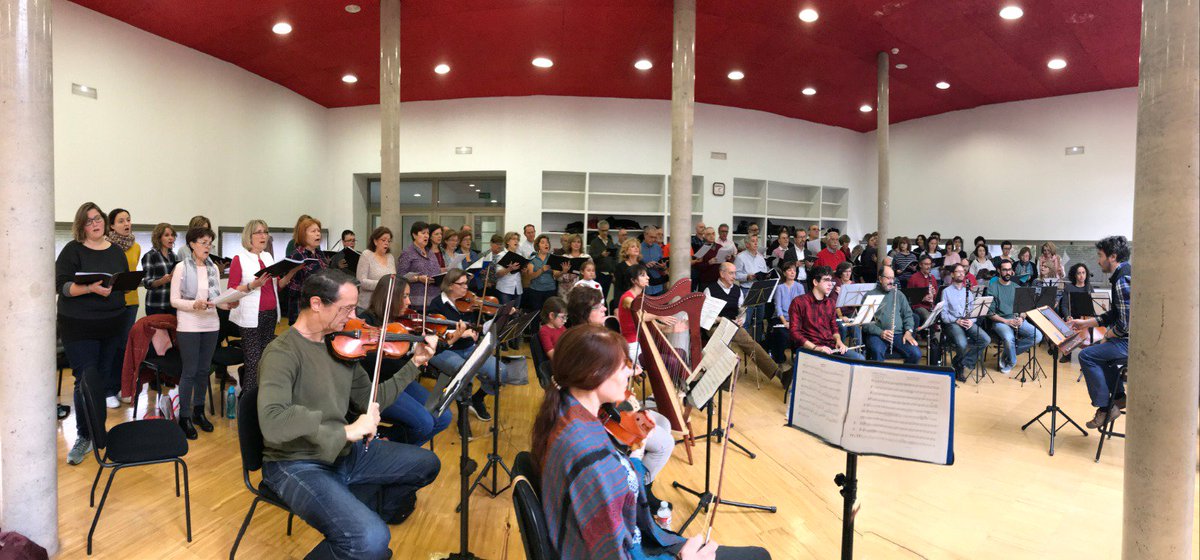 Ya falta poco para los conciertos de Navidad. Ensayando con la Orquesta Viva a tope: