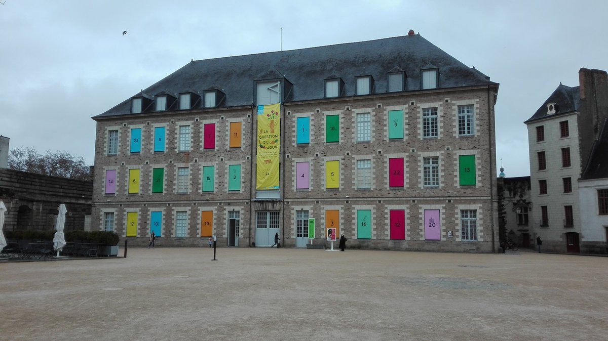 ChateauNantes's tweet photo. La façade du Harnachement se refait une beauté avec le calendrier de l’Avent réalisé par Aurore Petit #nOelOchatO à découvrir à partir du 1e décembre https://t.co/9cDM847KVW https://t.co/7cgfzB9ad3