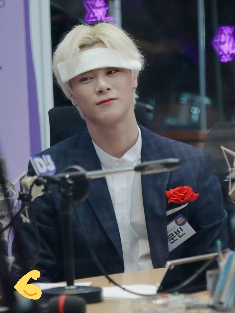 BodyBin_0126's tweet photo. 181128 아이돌라디오 preview

빈이 필수템💦

@offclASTRO #아스트로 #문빈 #빈이 #몸빈 #ASTRO #MOONBIN #MUNBIN #들장미형제 https://t.co/1KaqaoYMbt