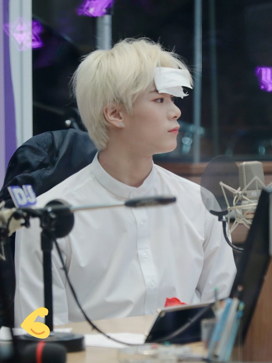 BodyBin_0126's tweet photo. 181128 아이돌라디오 preview

빈이 필수템💦

@offclASTRO #아스트로 #문빈 #빈이 #몸빈 #ASTRO #MOONBIN #MUNBIN #들장미형제 https://t.co/1KaqaoYMbt