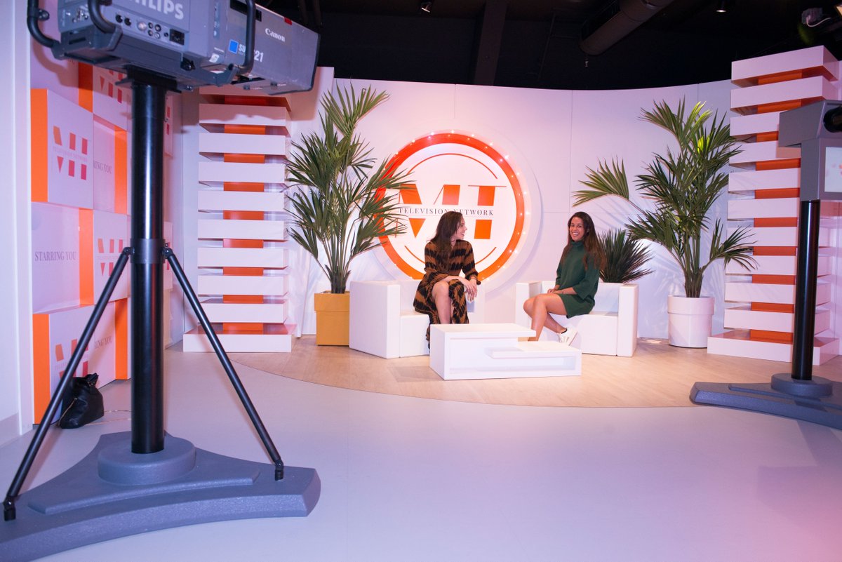 TussaudsAms's tweet image. Altijd al presentator willen worden? ✨ Ontdek je talent dan in onze tv-studio! 😍 Je kan hier een echte autocue voorlezen en interview vragen beantwoorden. Wie zou jij willen interviewen? ✨😊✨
#interviewen #autocue #madametussauds #madametussaudsamsterdam #presentatorgezocht