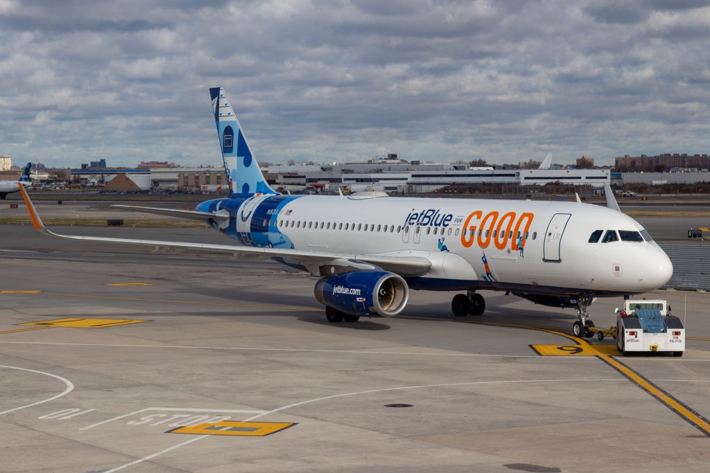 Enrique77W's tweet photo. #NEWS: @JetBlue unveiled yet another special livery, this time lined up with its 2nd annual #CheckInForGood contest. 

50 winners volunteered on “Destination Good,” a four-day service trip to the Dominican Republic.

Photos+Story: https://t.co/G79EydmTld https://t.co/Ga0oZBM6Jc